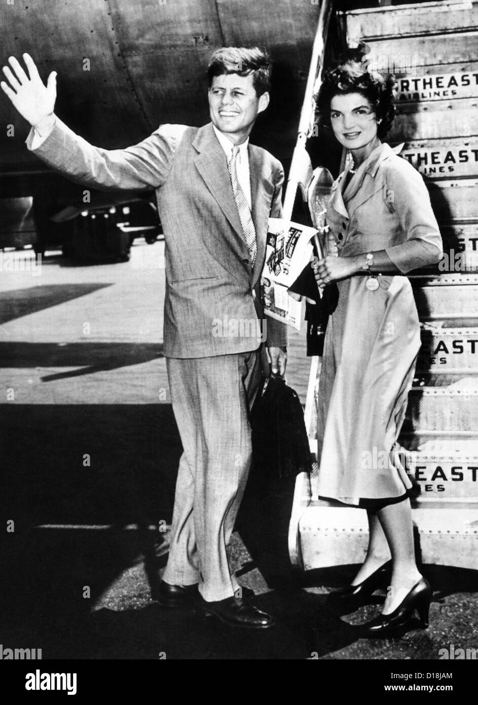 Le sénateur John Kennedy, vagues comme lui et sa fiancée, Washington, newspaperwoman Jacqueline Bouvier, laissez l'aéroport LaGuardia week-end Banque D'Images