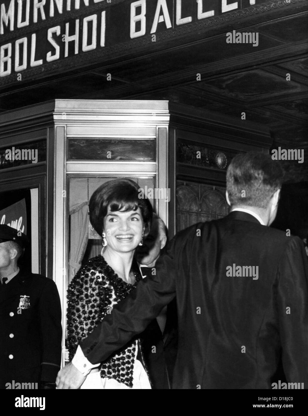 Kennedys assister Ballet du Bolchoï. Le président Kennedy escorts la Première dame dans le Capitol Theatre pour la première Banque D'Images