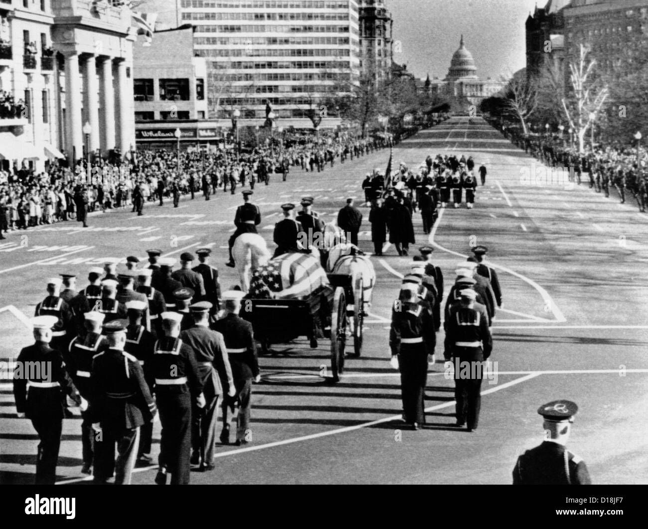 Le président Kennedy, recouvert du drapeau du cercueil se déplace lentement devant la foule en deuil. La procession funéraire a été sur Pennsylvania Avenue Banque D'Images