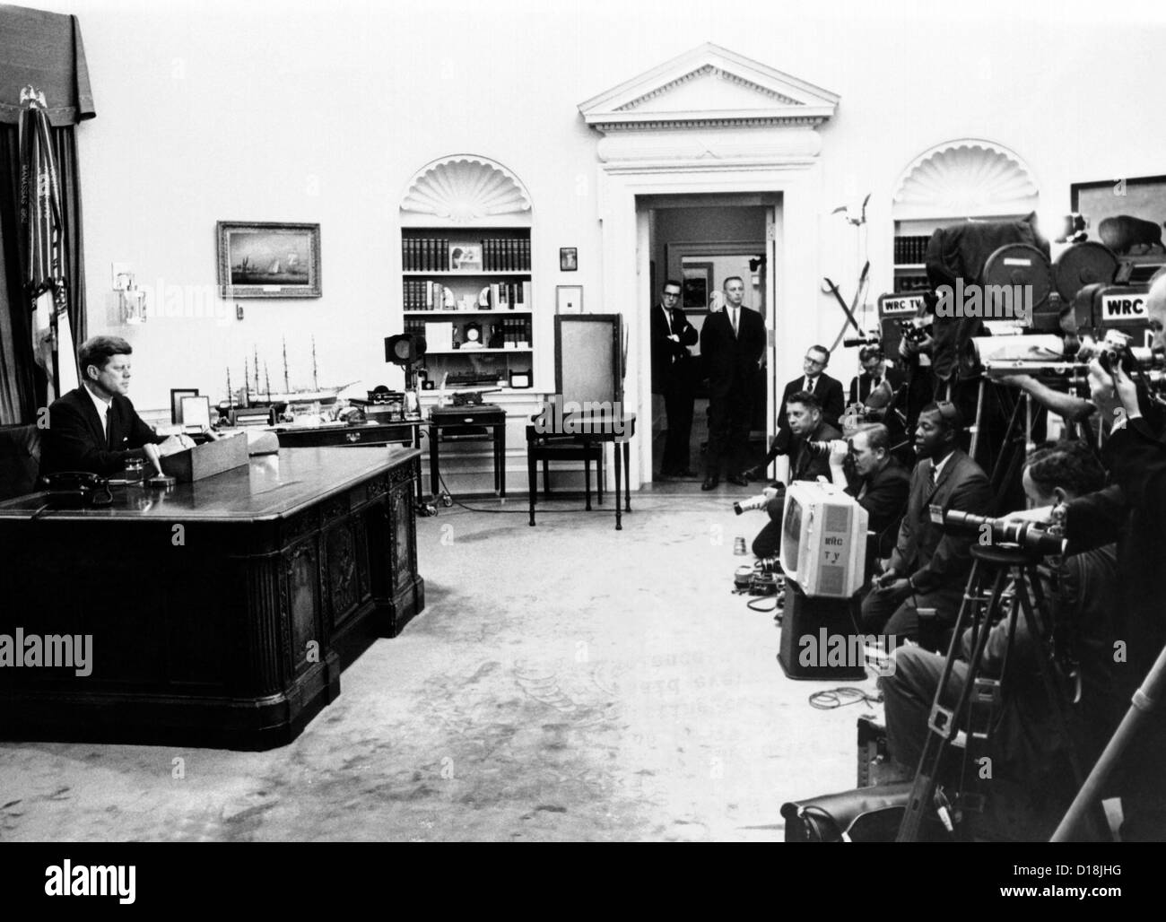 Le président John Kennedy adresse de la télévision sur les droits civils. Devant les caméras et les journalistes comme dit JFK chaque Américain devrait Banque D'Images