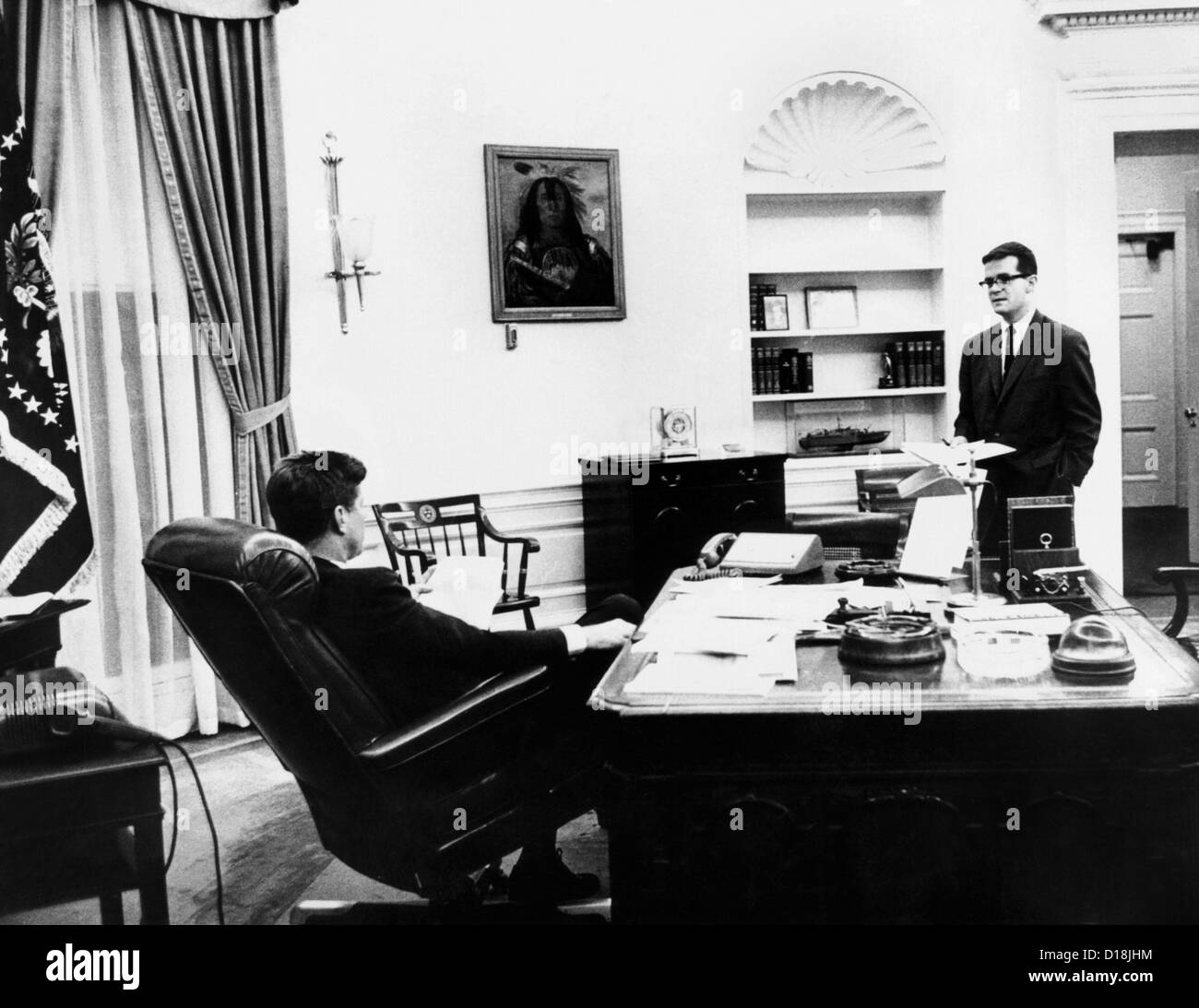 Le président John Kennedy avec son long temps aide et rédacteur de discours, Theodore Sorensen. De leur collaboration est venu le discours Banque D'Images