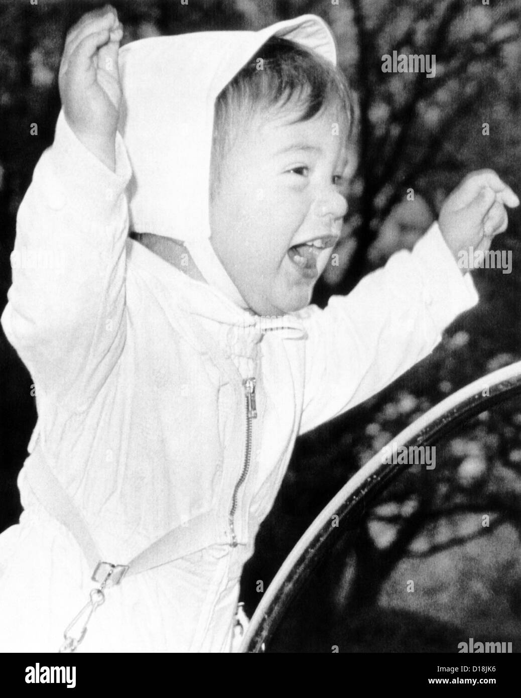 John F. Kennedy Jr. il se tient dans son chariot sur le motif de la Maison Blanche. April12, 1962. CSU (  ALPHA 901) Archives CSU/Everett Banque D'Images
