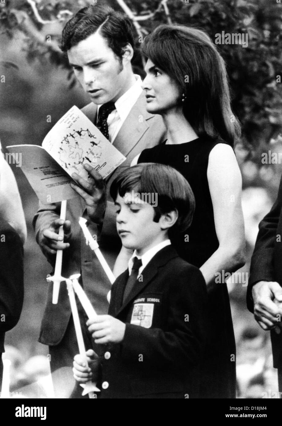 Jacqueline Kennedy Onassis et son fils John Kennedy Jr. assister à une messe commémorative pour le décès de Robert Kennedy sur la première Banque D'Images