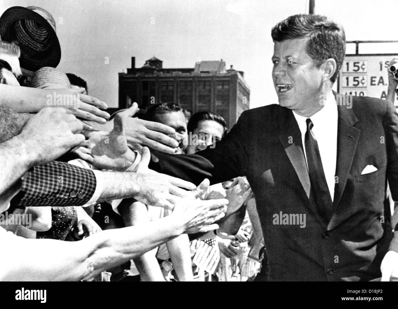 Le président John Kennedy serre la main comme il arrive à prononcer un discours lors de l'Independence Hall. Le 4 juillet 1962. (  948 ALPHA CSU CSU) Banque D'Images