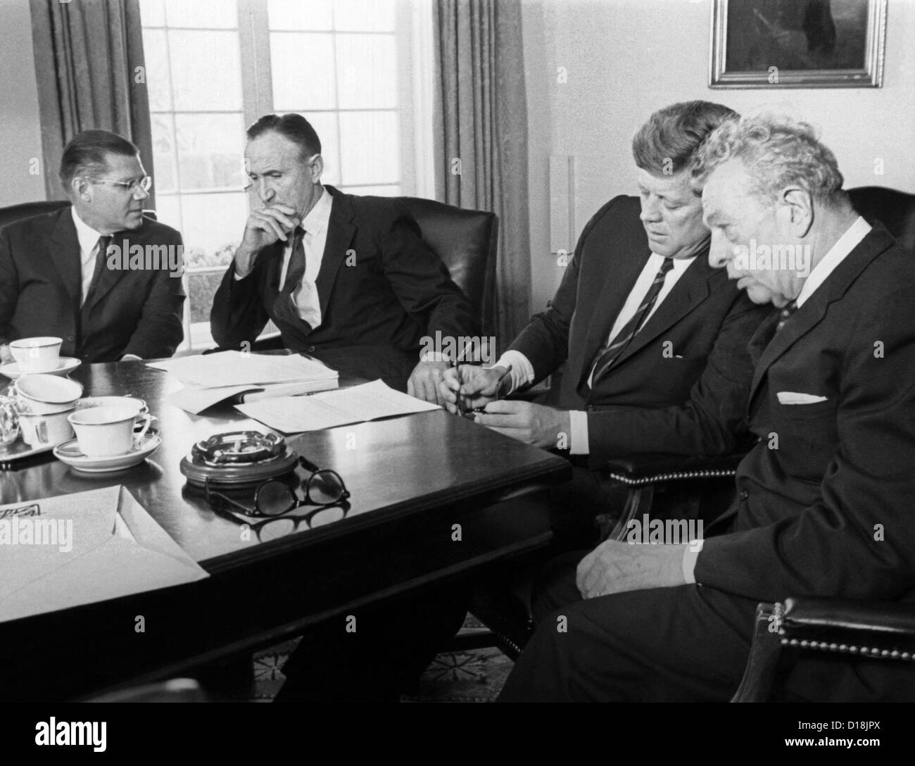 1963 Traité d'interdiction des essais. Le président John Kennedy se réunit avec les dirigeants du Sénat pour obtenir un soutien bipartisan pour l'interdiction des essais nucléaires Banque D'Images