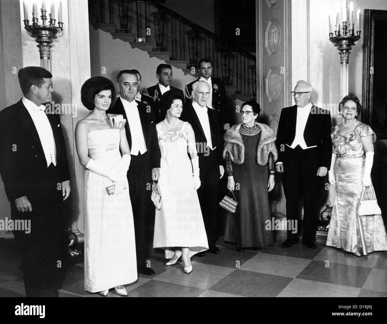 Le président John et Jacqueline Kennedy à la Maison Blanche le dîner en l'honneur des chefs d'exécutif et judiciaire du gouvernement. L-R : Banque D'Images
