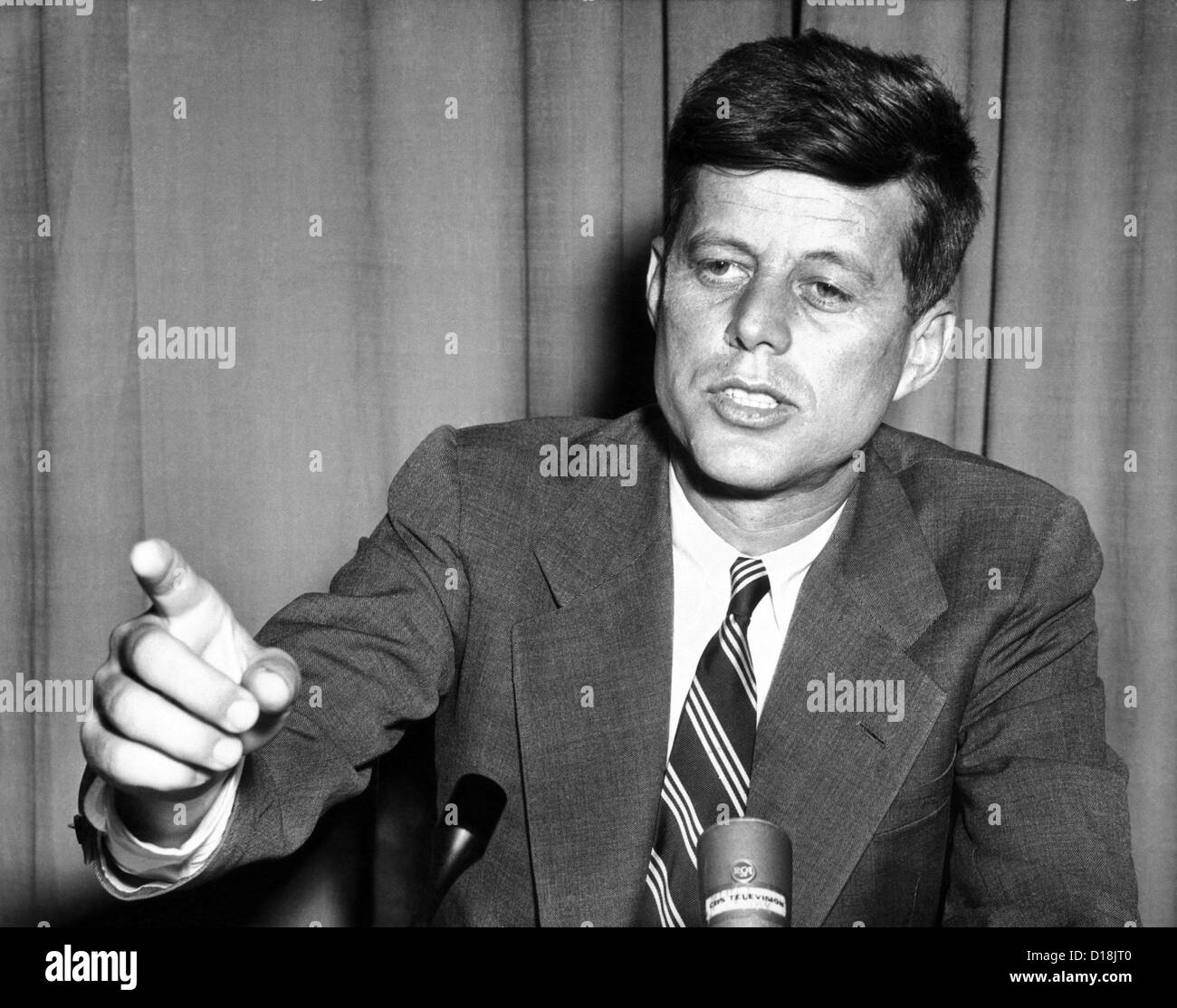 Le sénateur John Kennedy après avoir fait un discours de politique étrangère au Sénat. Il a invité l'administration Eisenhower allez dire à Banque D'Images