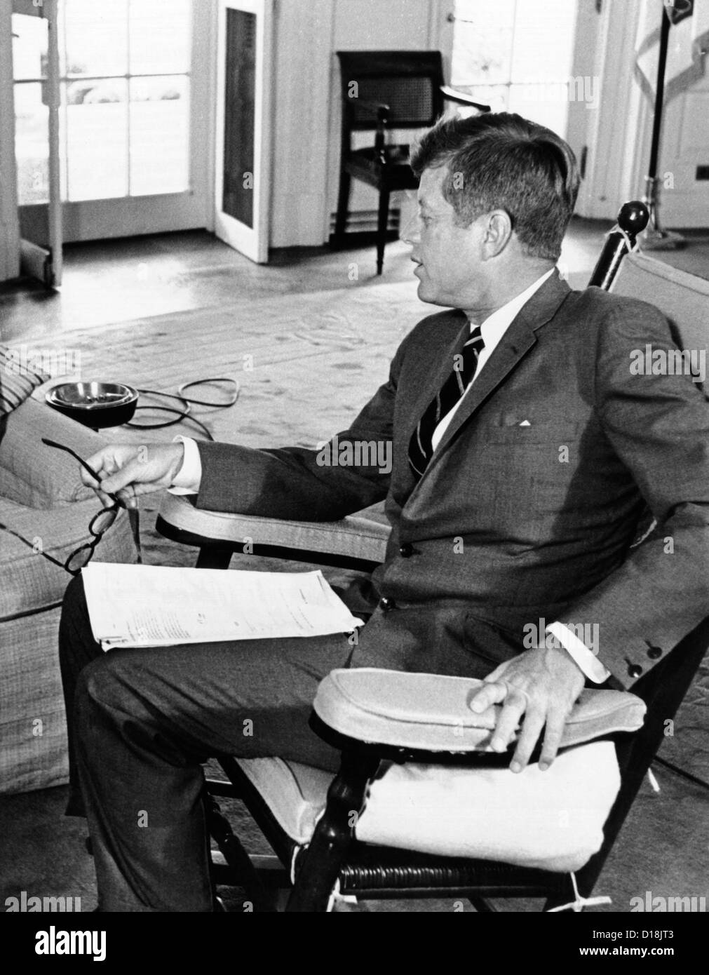 Le président John Kennedy dans son bureau ovale fauteuil à bascule. Le  président soulagé la tension dans le bas du dos de JFK blessé en gardant le  Photo Stock - Alamy