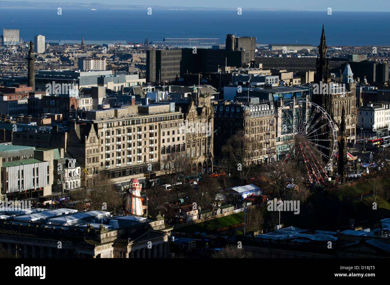 Dans Édimbourg vue du château au nord-est, montrant les marchés de Noël et le Firth of Forth (estuaire du Forth) au-delà Banque D'Images