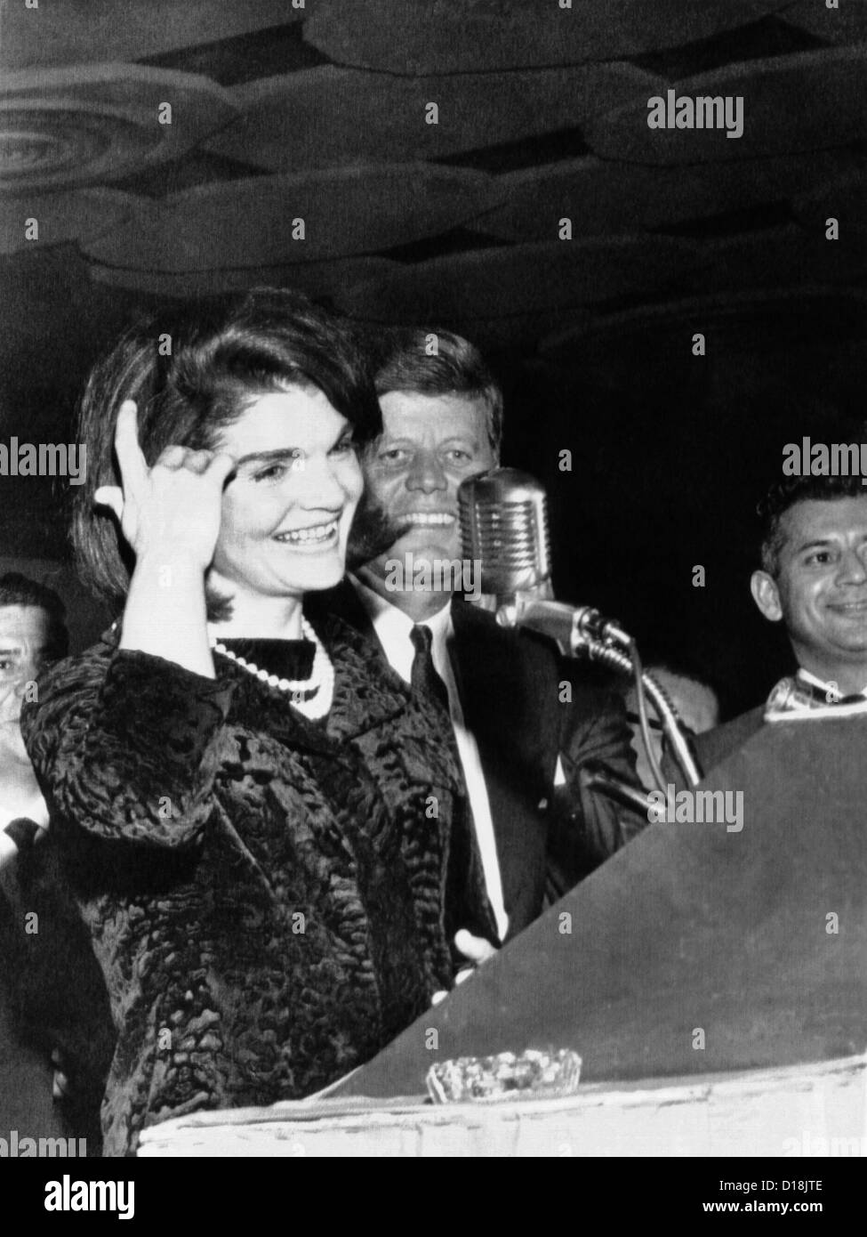 Jacqueline Kennedy s'exprimant en espagnol de la Ligue des citoyens des pays d'Amérique latine. Elle et le président Kennedy avait au Banque D'Images