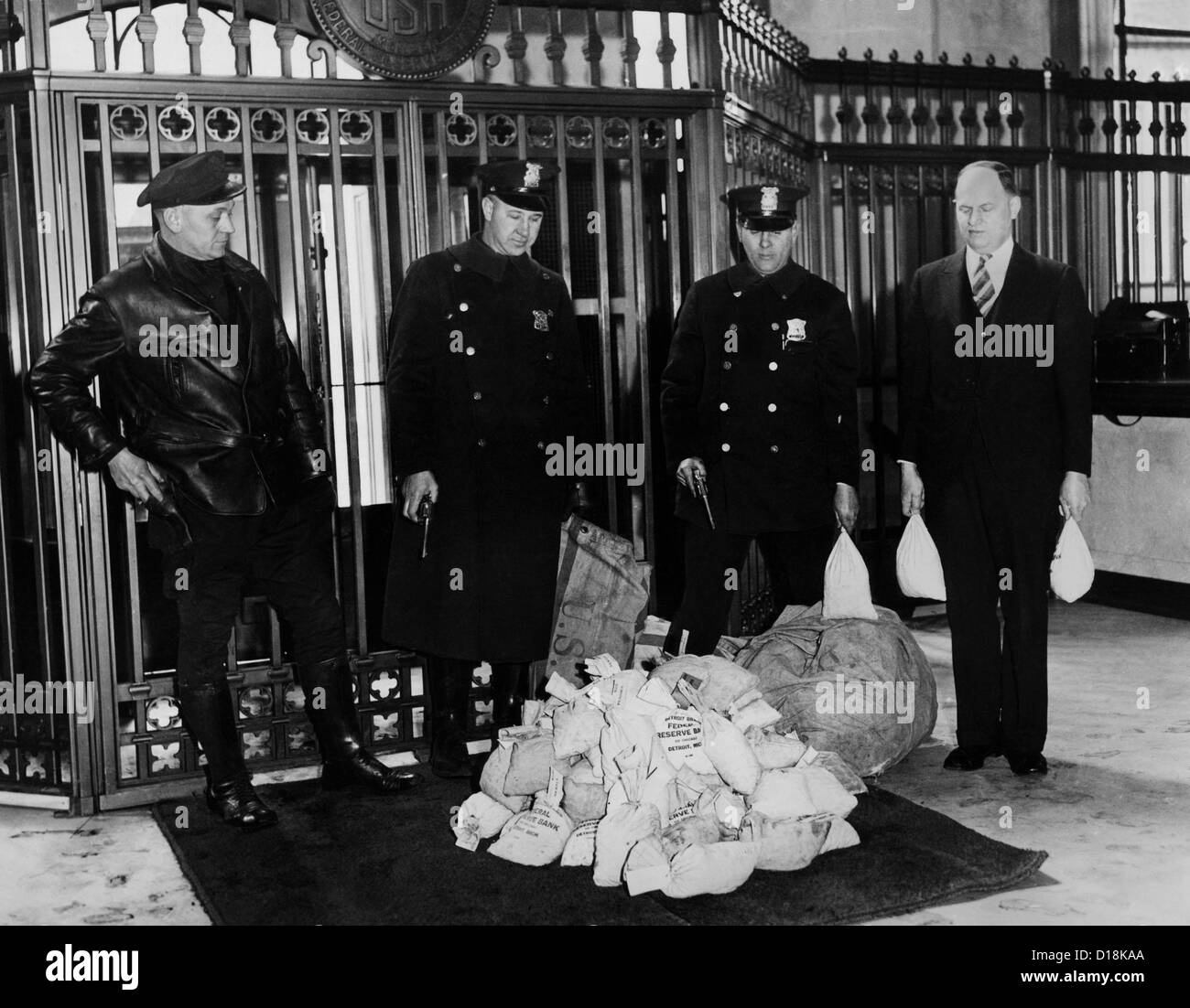 L'argent de la paie pour les travailleurs de Detroit. La garde de la police de l'argent en arrivant à la Banque d'urgence Chrysler à Detroit. Le gouverneur du Michigan Banque D'Images