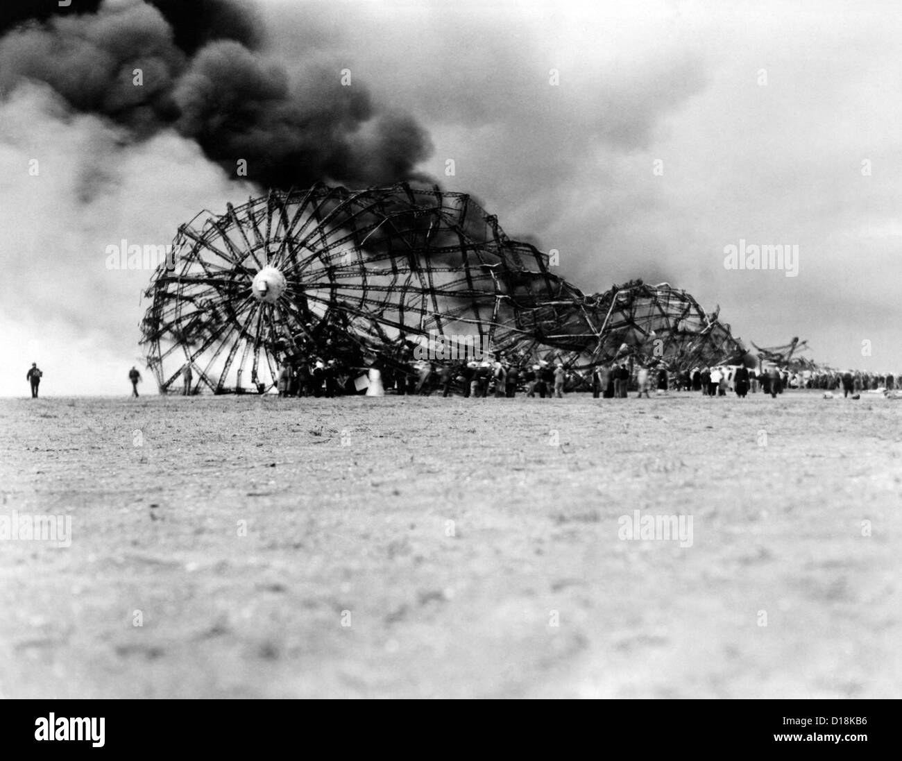 Crash Hindenburg au lac Hurst, New Jersey. Le squelette de la brûlait encore Zeppelin sur le sol après l'éclatement en flammes Banque D'Images