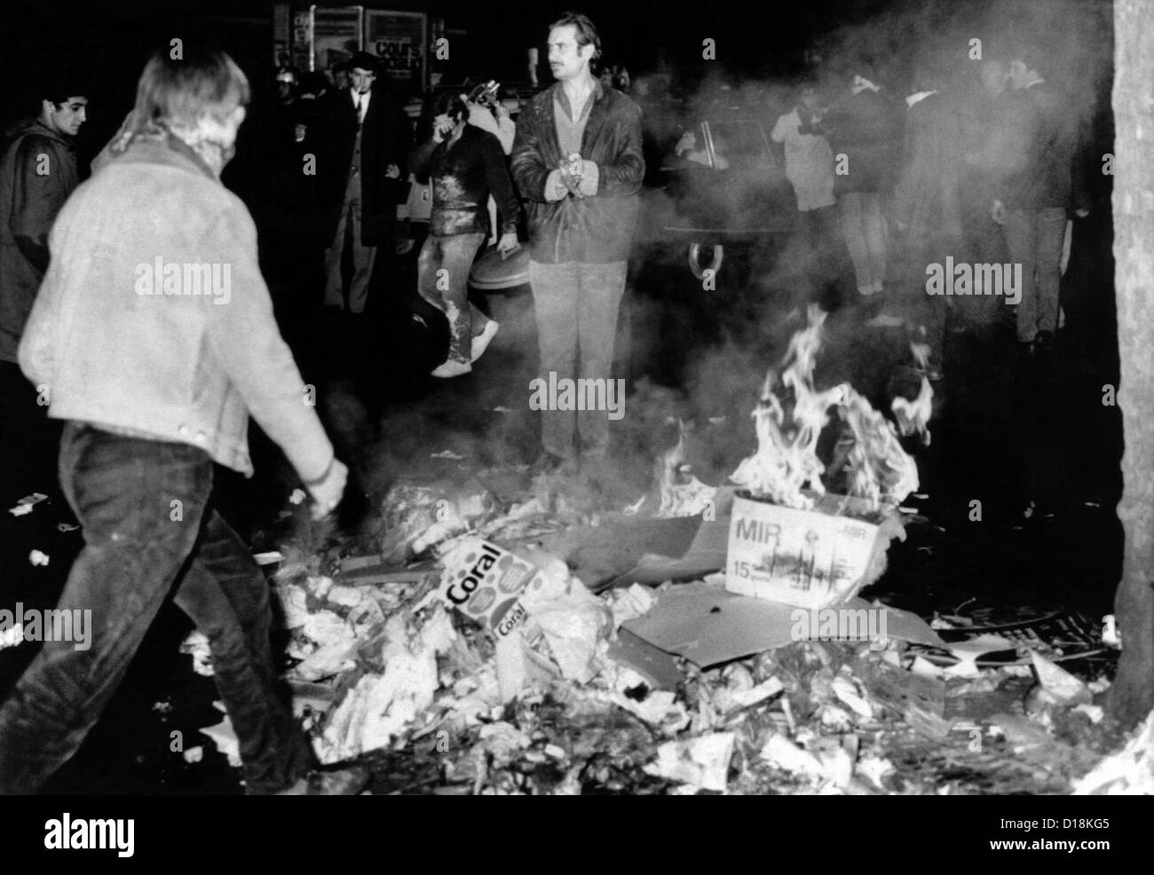 Les élèves brûler les déchets dans le Quartier Latin de Paris que de nouvelles violences ont éclaté début Mai 23, 1968.   ALPHA (CSU CSU) 1546 Banque D'Images
