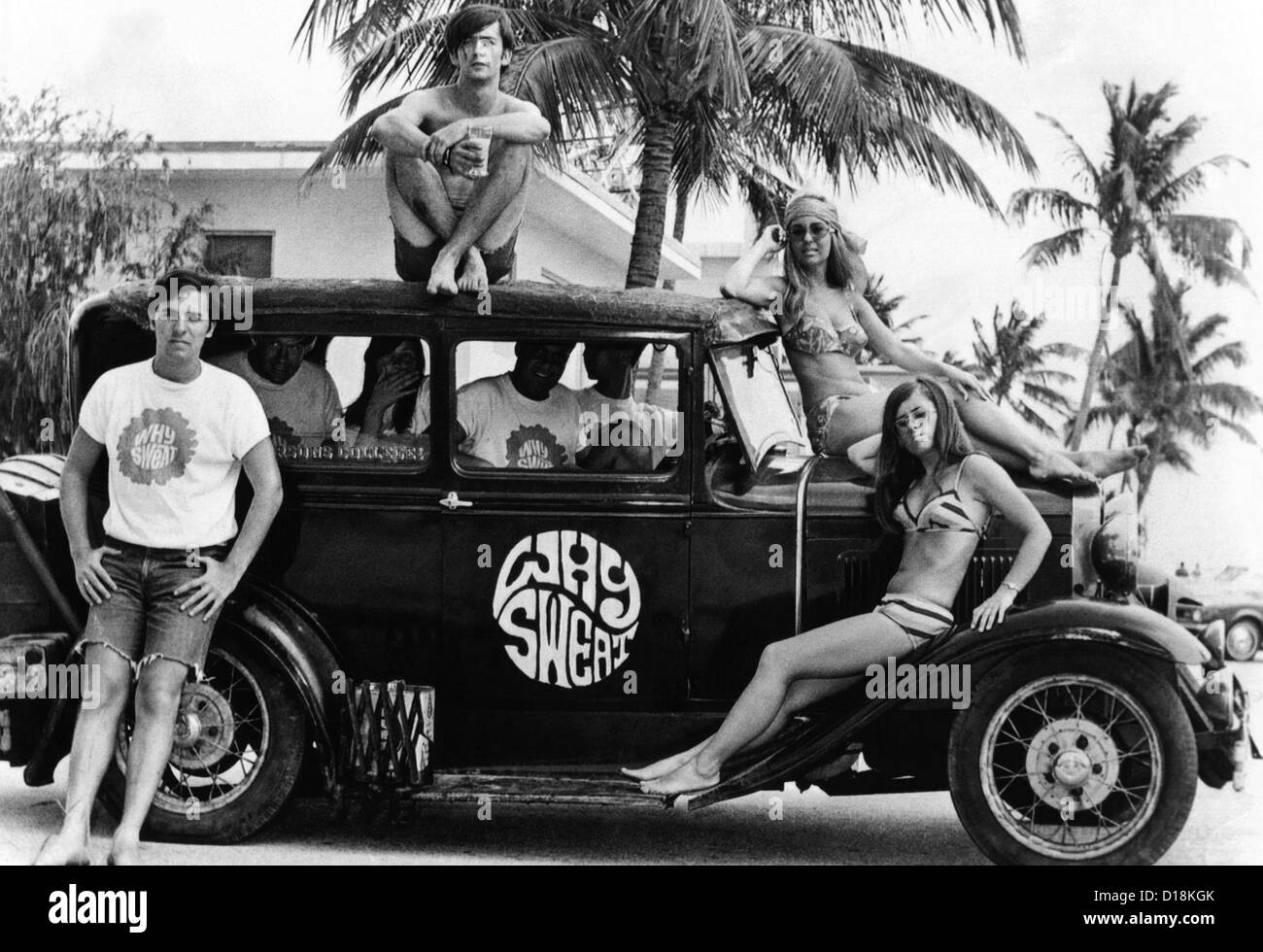 Les élèves qui ont fait de la scène pour les vacances de printemps à Ft. Lauderdale posent avec un roadster 1930 avec un 'pourquoi' sueur emblème. 20 avril, Banque D'Images