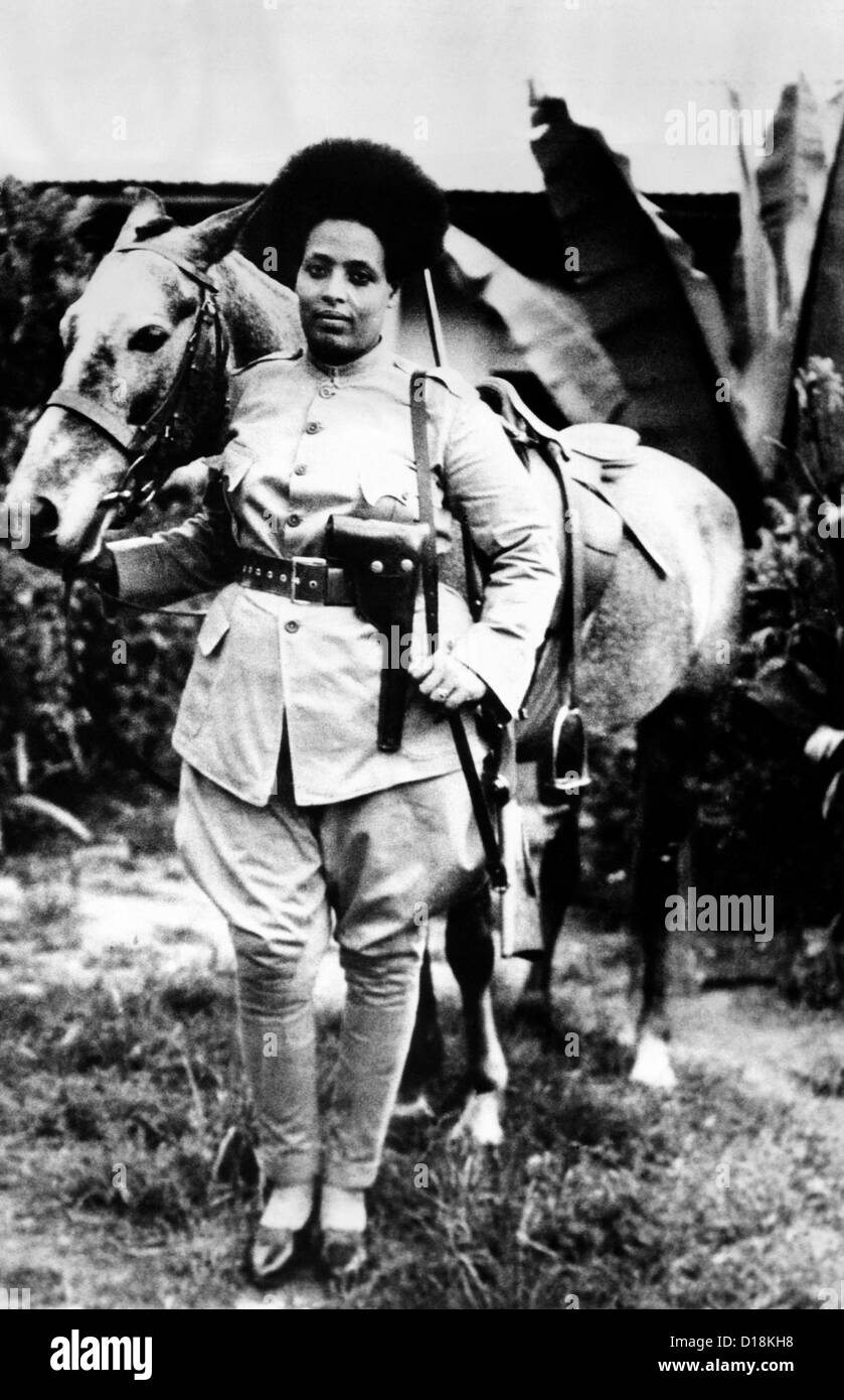 Seconde Guerre italo-éthiopienne. Les femmes ont été recrutés pour l'armée éthiopienne après l'invasion du pays par l'Italie. Chaque femme est Banque D'Images