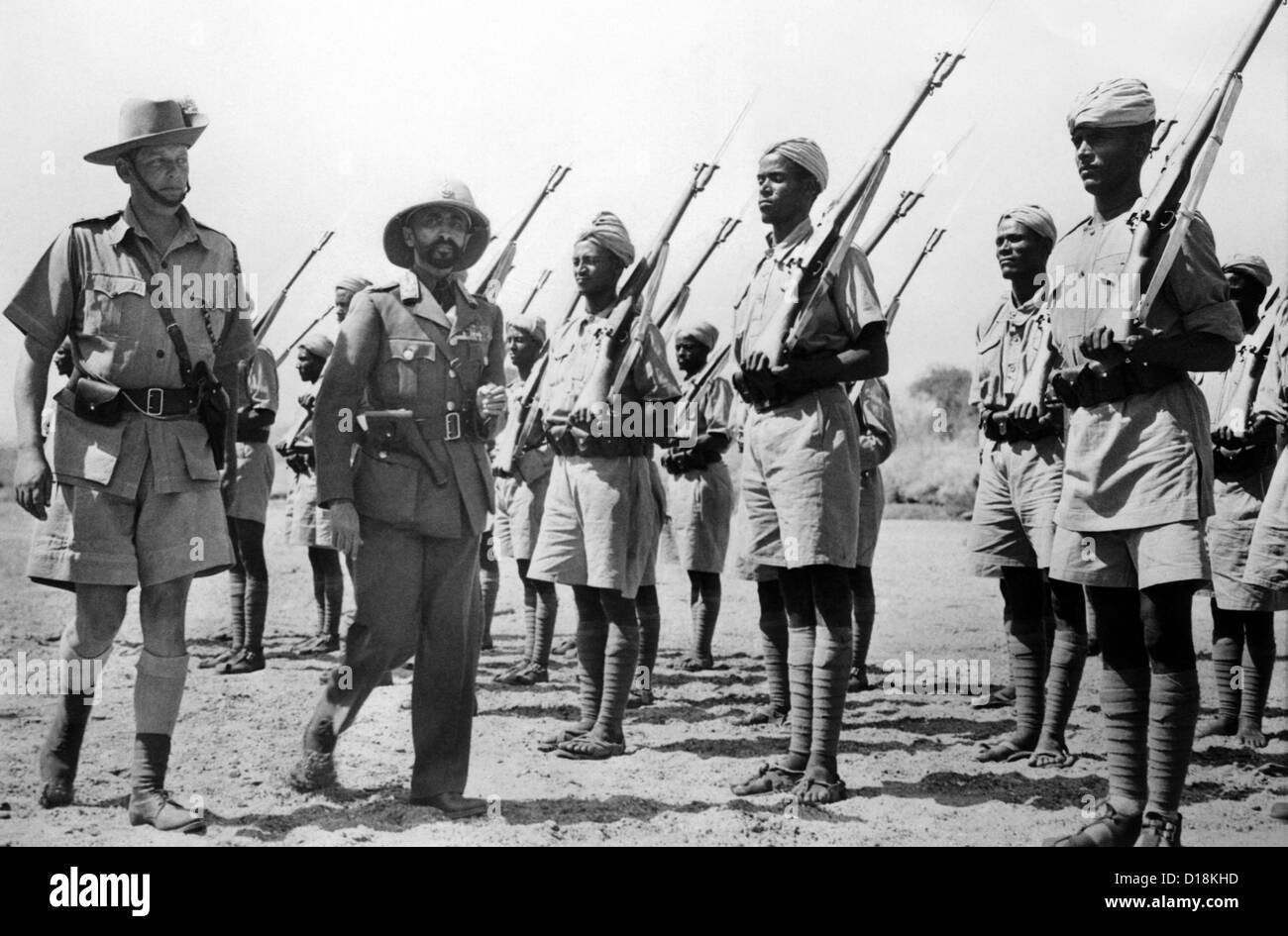 Destitué, leader éthiopien Haile Selassie inspection Ethiopiens soldats combattant avec les Britanniques en Égypte. 10 mars, 1941. Banque D'Images