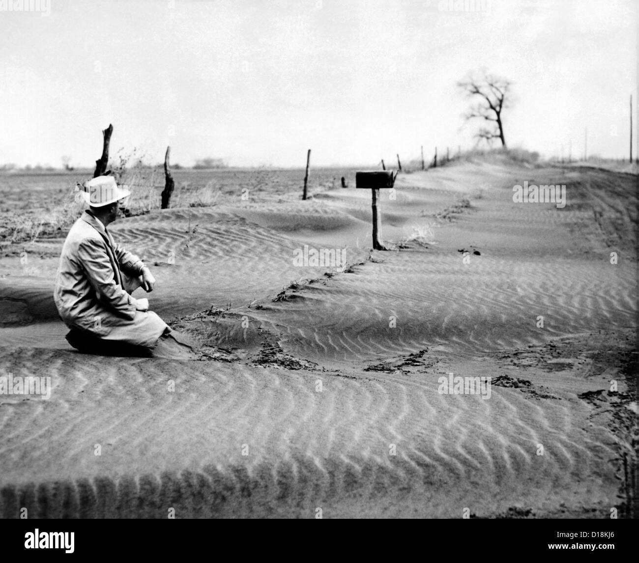 La mi-agriculteur de l'ouest assis dans les dunes de sable le long d'une route de campagne. 1953 Septembre.   ALPHA (CSU) 1589 Archives CSU/Everett Collection Banque D'Images