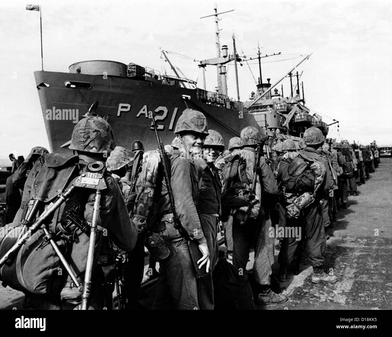 Une unité des Marines de la base navale de Guantanamo laissant après la crise des missiles de Cuba. Le 12 décembre 1962, ils sont montés à bord de l'USS Banque D'Images