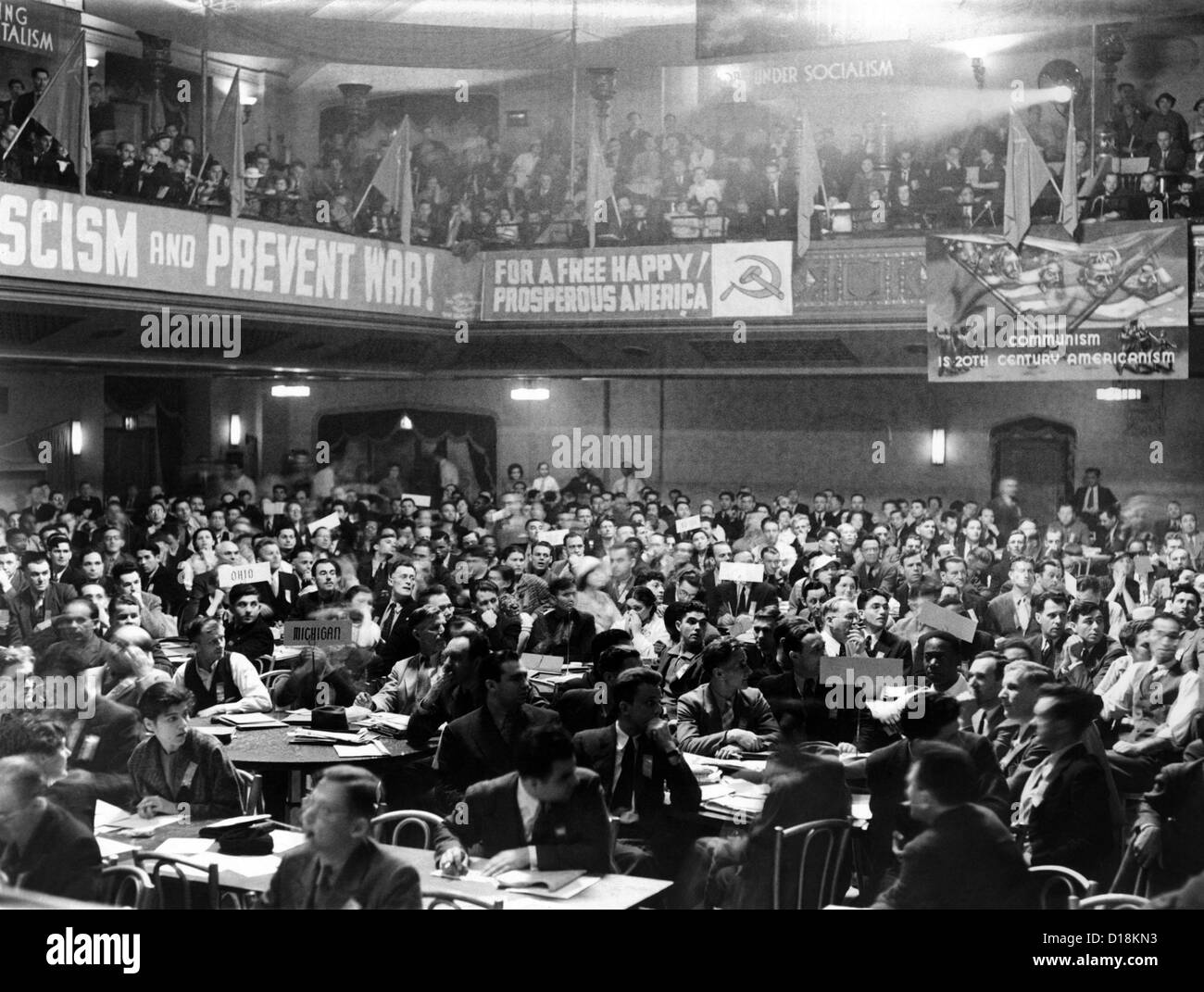 Vue générale de la Convention nationale communiste au Metropolitan Opera House. Une seule bannière lit que "le communisme est 20e siècle Banque D'Images