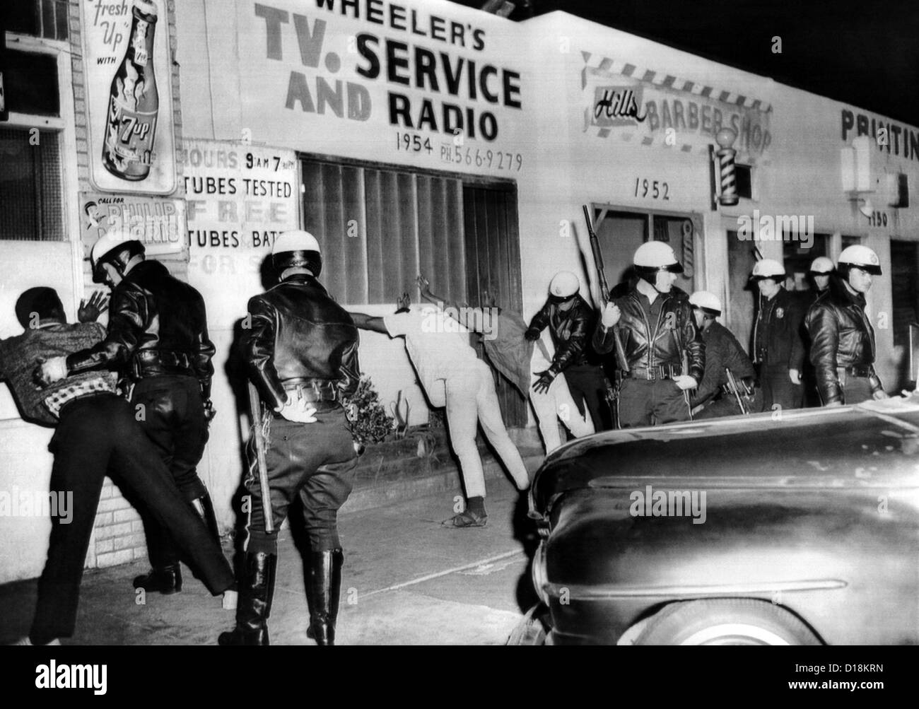 Mars 1966 Watts Riot. Police recherche de jeunes Américains africains dans Watts durant la deuxième course émeute à huit mois. Deux personnes Banque D'Images