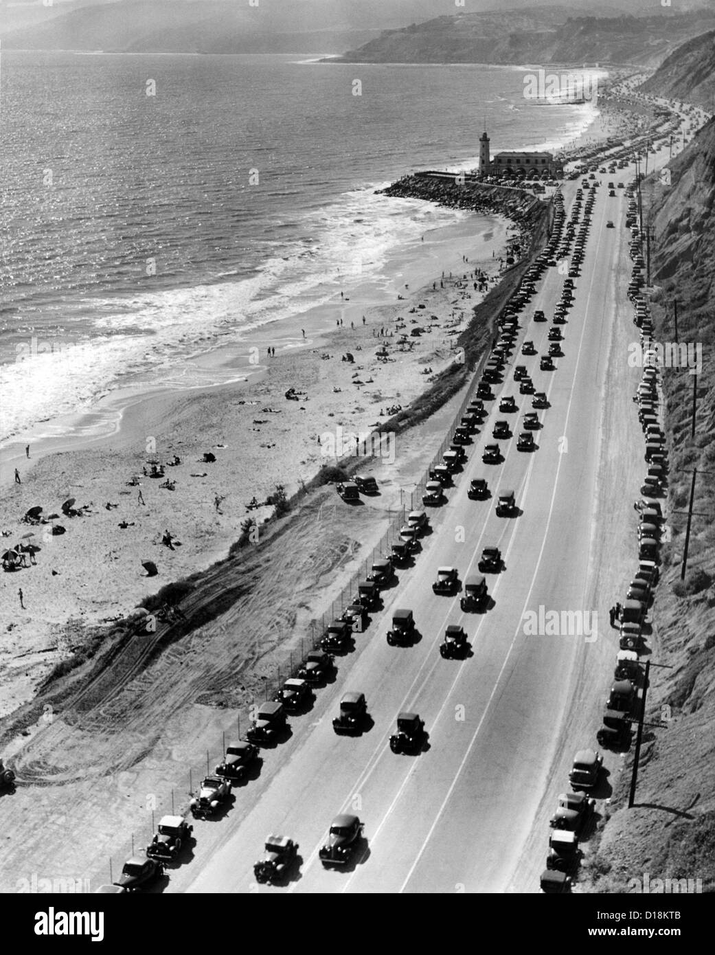 Début de la saison de la plage. Des milliers de voitures de route sur l'autoroute de Roosevelt au nord de Santa Monica. Beaucoup sont stationnés le long de la base Banque D'Images