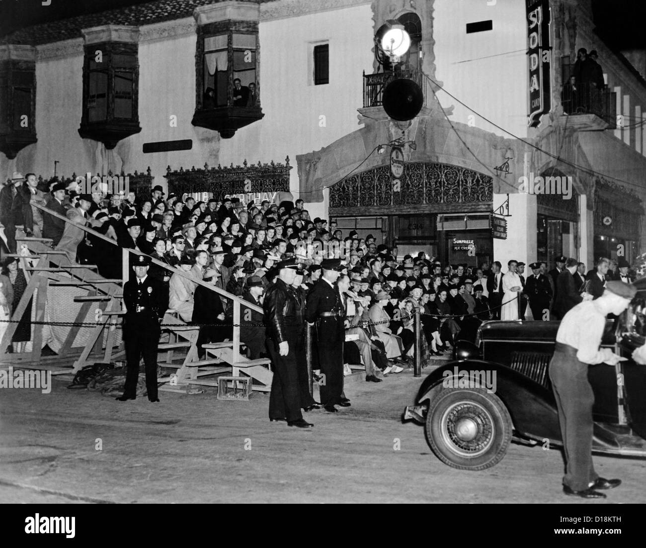 Grand stand construit pour Hollywood premiere de 'Lloyds de Londres'. Il a été construit de façon film fans pouvaient regarder leur stars préférés Banque D'Images