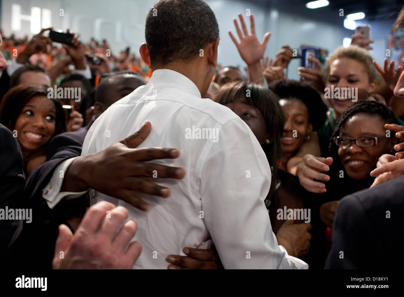 Le président américain Barack Obama salue les membres de l'auditoire après la prestation de remarques sur l'économie à l'Université de Miami Field House Banque D'Images