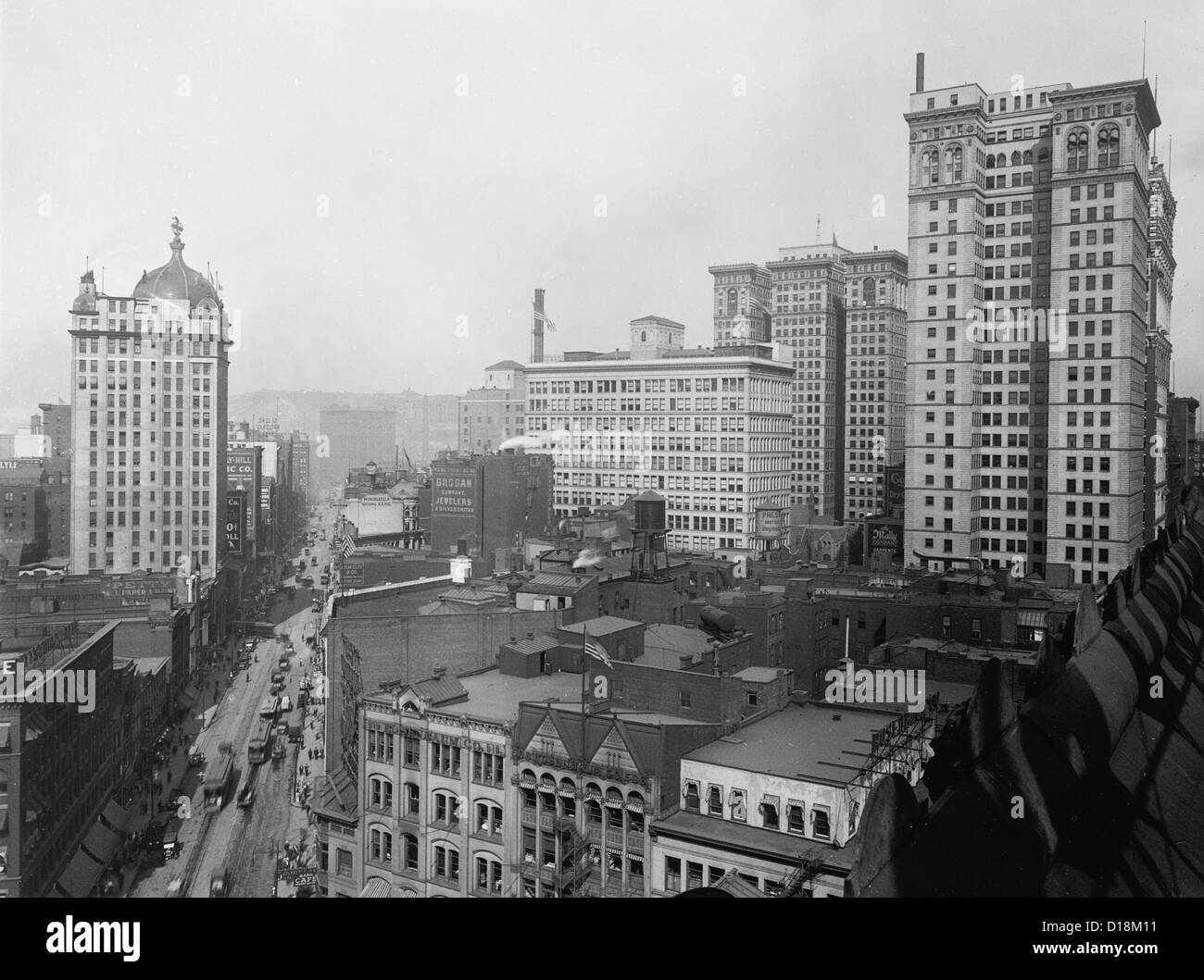 Pittsburgh. Avenue de la liberté et de gratte-ciel, Pittsburgh, Pa. ca. 1920 Banque D'Images