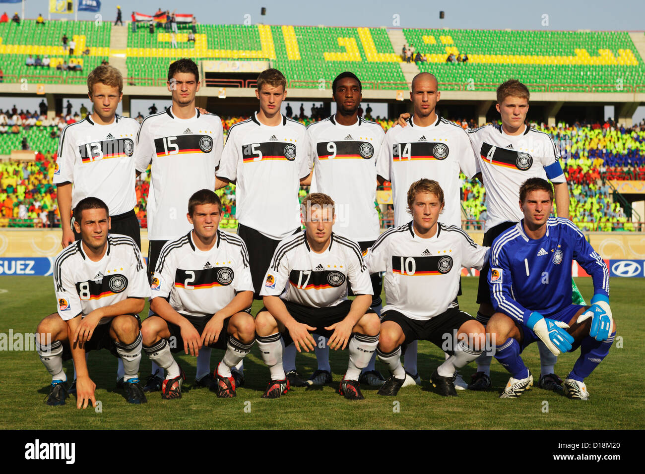 Des joueurs allemands s'alignent pour une photo d'équipe avant un match du Groupe C de la Coupe du monde U-20 de la FIFA contre la Corée du Sud au stade Moubarak le 29 septembre 2009 à Suez, en Égypte. Bjorn Kopplin, Semih Aydilek, Lars Bender, Richard Sukuta-Pasu, Dani Schahin, Florian Jungwirth. Avant, G-d : Mario Vrancic, Sebastian Jung, Patrick Funk, Lewis Holtby, Ron-Robert Zieler. Usage éditorial exclusif. Utilisation commerciale interdite. (Photographie de Jonathan Paul Larsen / Diadem images) Banque D'Images