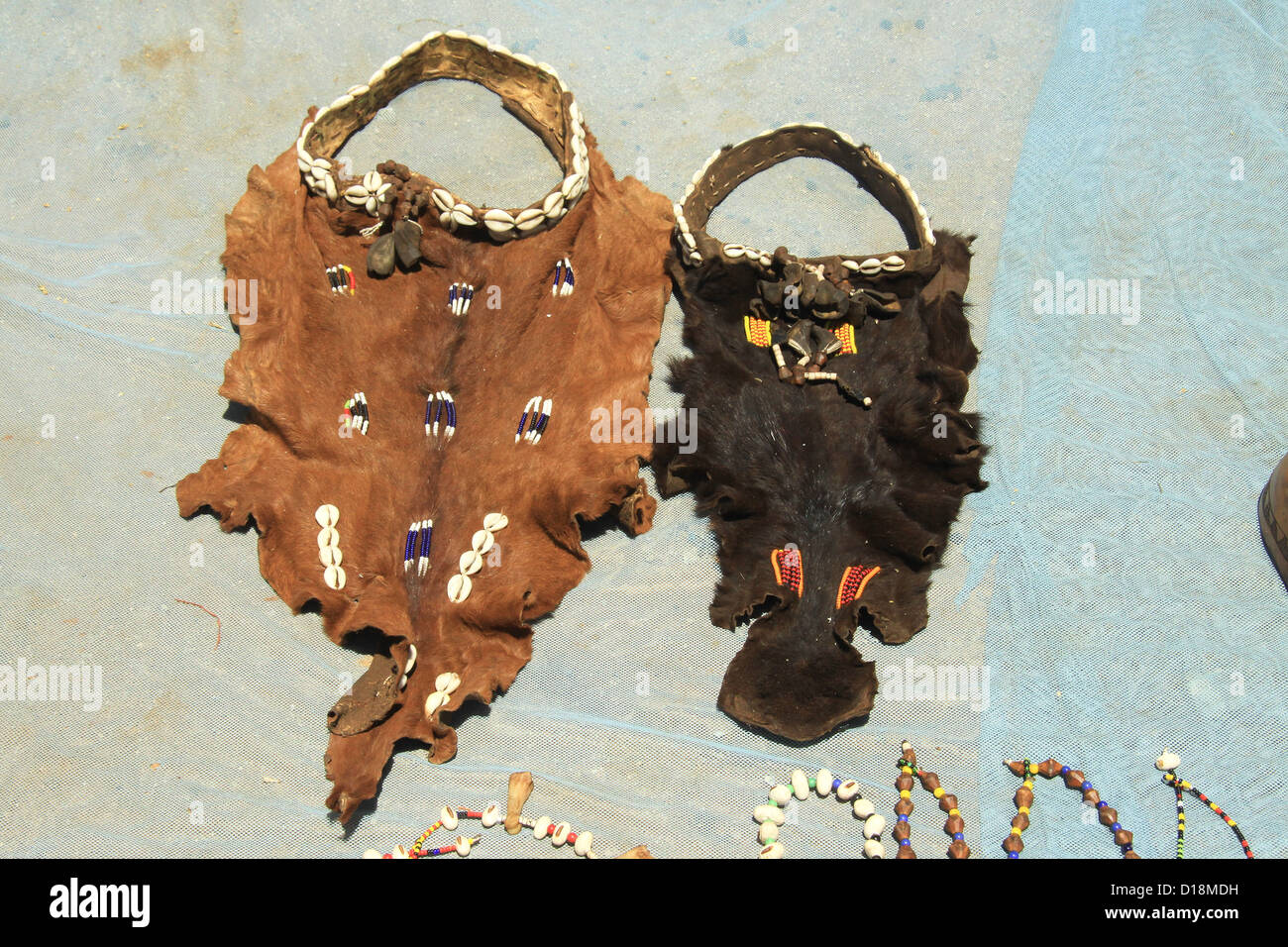 L'Afrique, l'Éthiopie, la vallée de la rivière Omo Tribu Hamer handicrafted et cuir décoration shell Banque D'Images