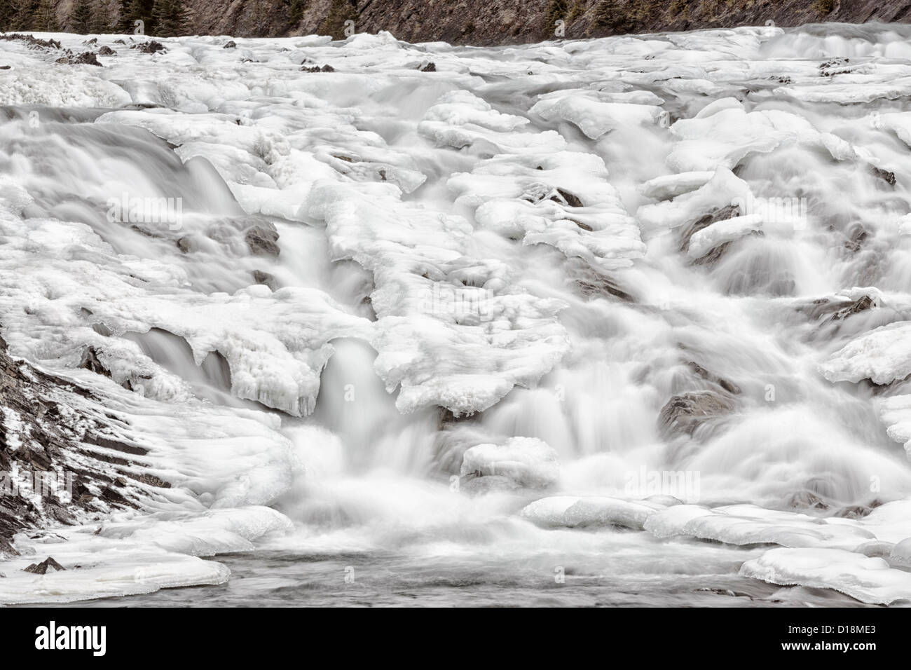 Sur Chutes Bow Banff Bow river en hiver - Parc national Banff, Alberta, Canada Banque D'Images