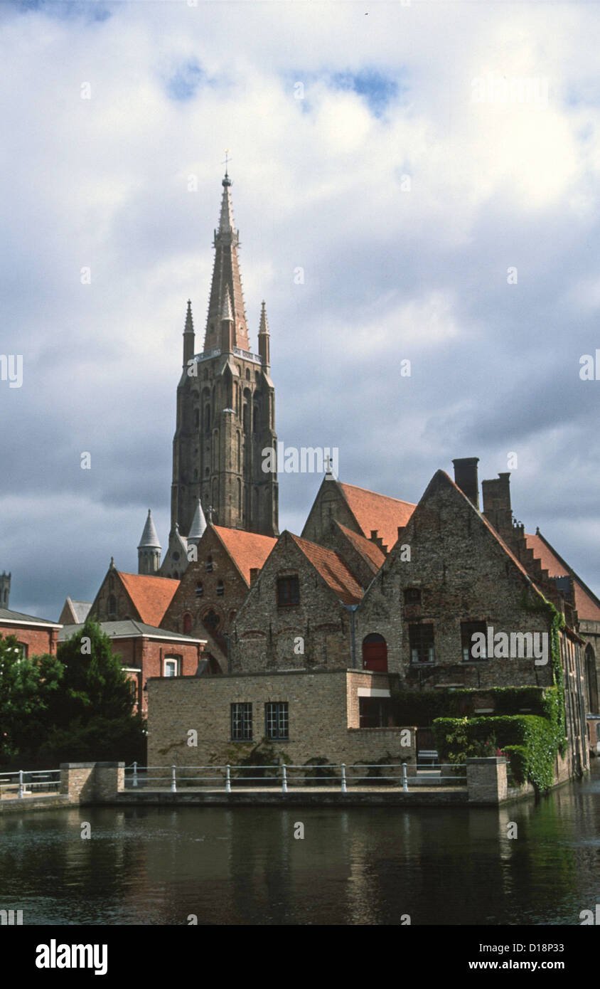 L'église de Notre-Dame, domine l'horizon de la ville de Bruges Belgique Banque D'Images