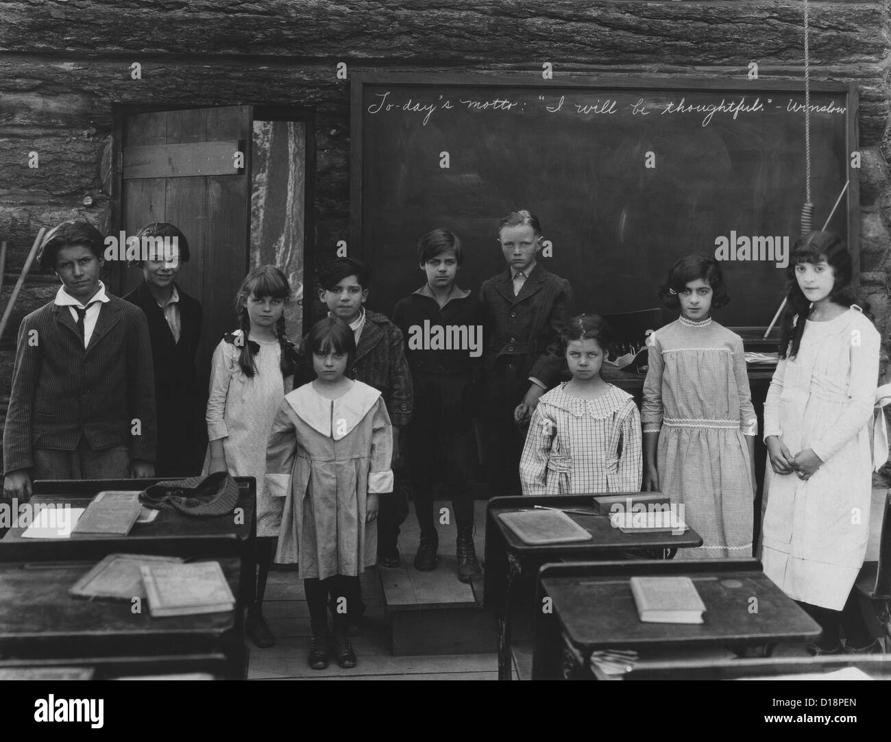 Portrait de groupe d'enfants en classe permanent Banque D'Images