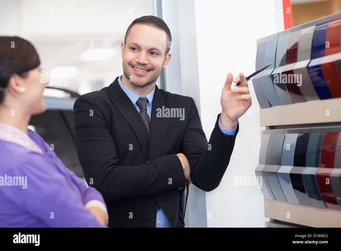 Vendeur montrant une palette de couleurs à une femme Banque D'Images