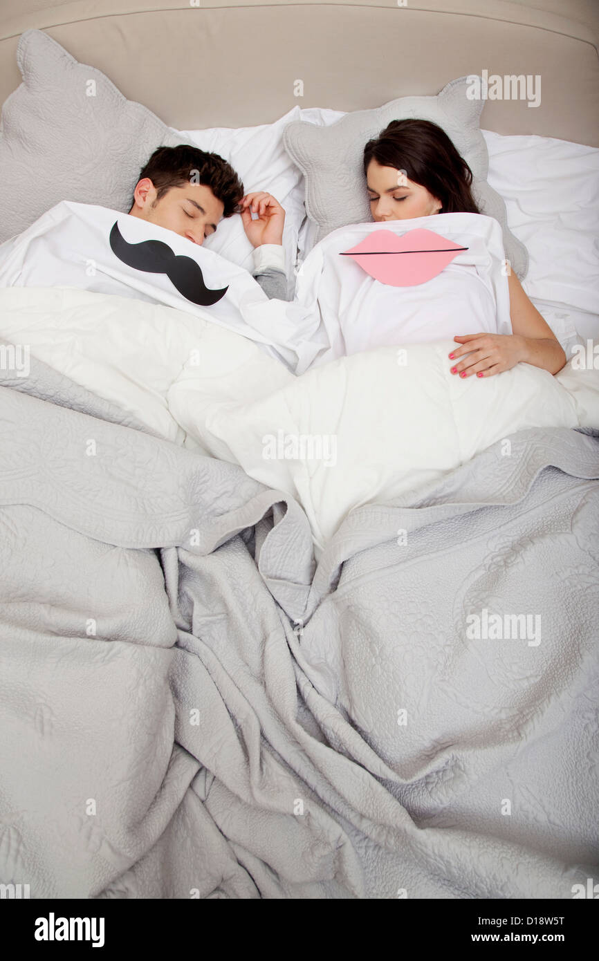 Couple au lit avec les lèvres et la moustache Photo Stock - Alamy