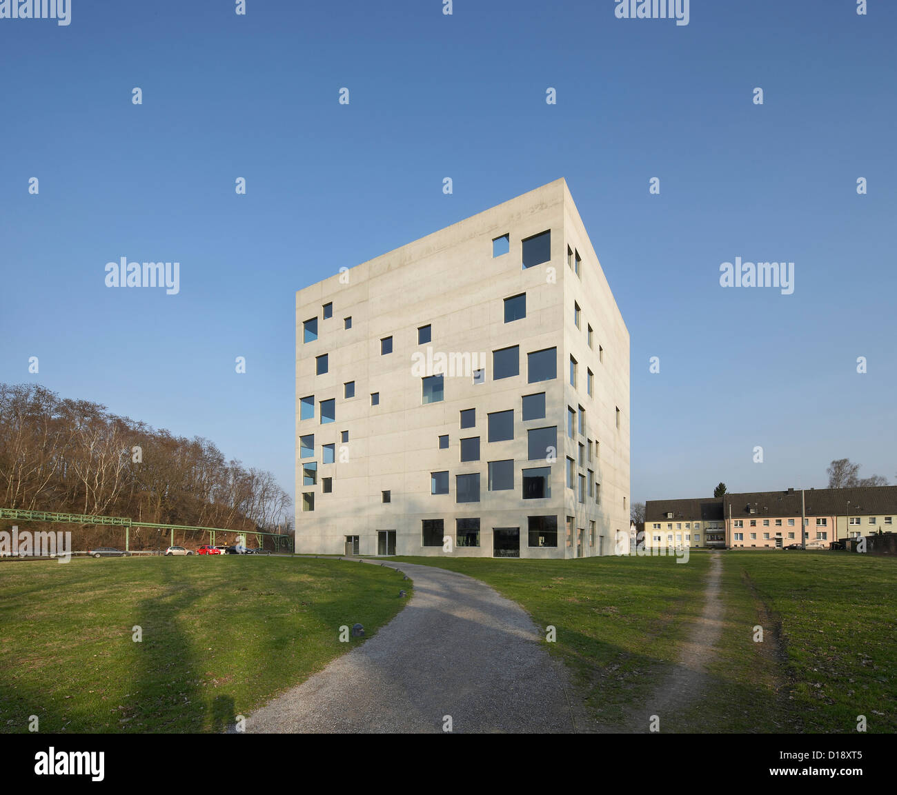 L'École de Zollverein, Essen, Allemagne. Architecte : SANAA Kazuyo Sejima  + Ryue Nishizawa, 2006. L'altitude d'angle dans son cadre urbain neighbou Banque D'Images