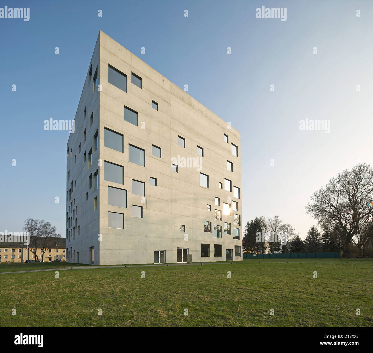 L'École de Zollverein, Essen, Allemagne. Architecte : SANAA Kazuyo Sejima  + Ryue Nishizawa, 2006. L'altitude d'angle dans son cadre urbain neighbou Banque D'Images