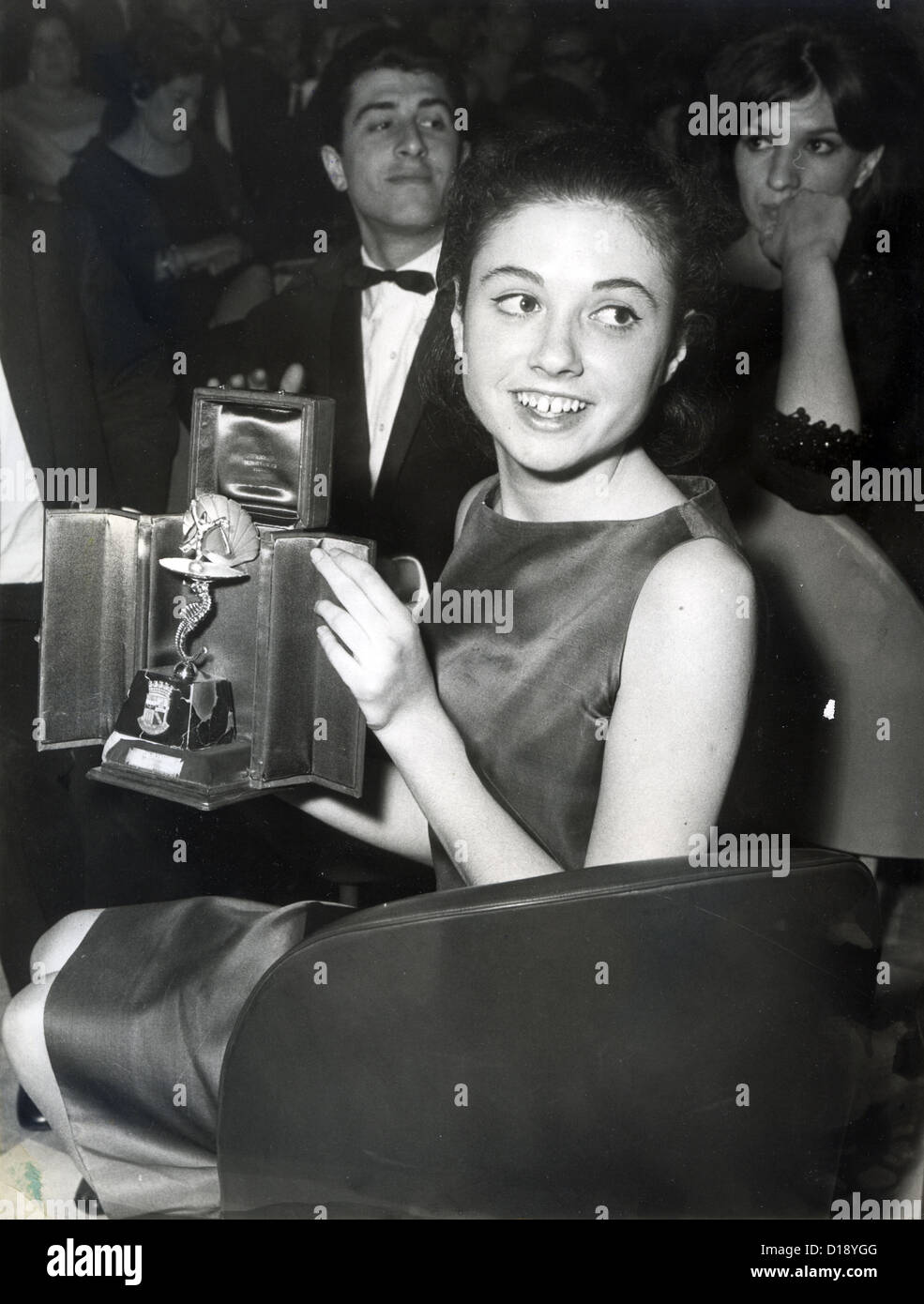 GIGLIOLA CINQUETTI chanteuse pop italienne avec son trophée à la gagnante Burlamacco d'Oro à Viareggio en 1963 Banque D'Images