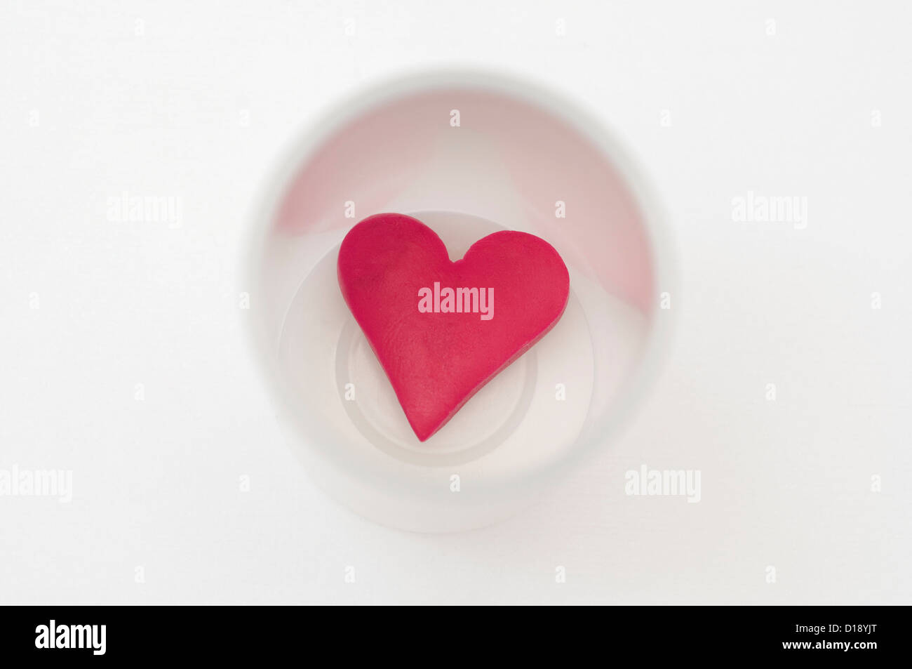 Coeur rouge dans une boîte ronde Banque D'Images