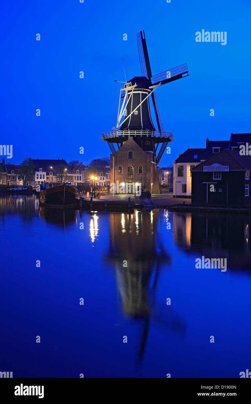 Moulin à vent et la rivière Spaarne at Twilight, Haarlem, Pays-Bas Banque D'Images