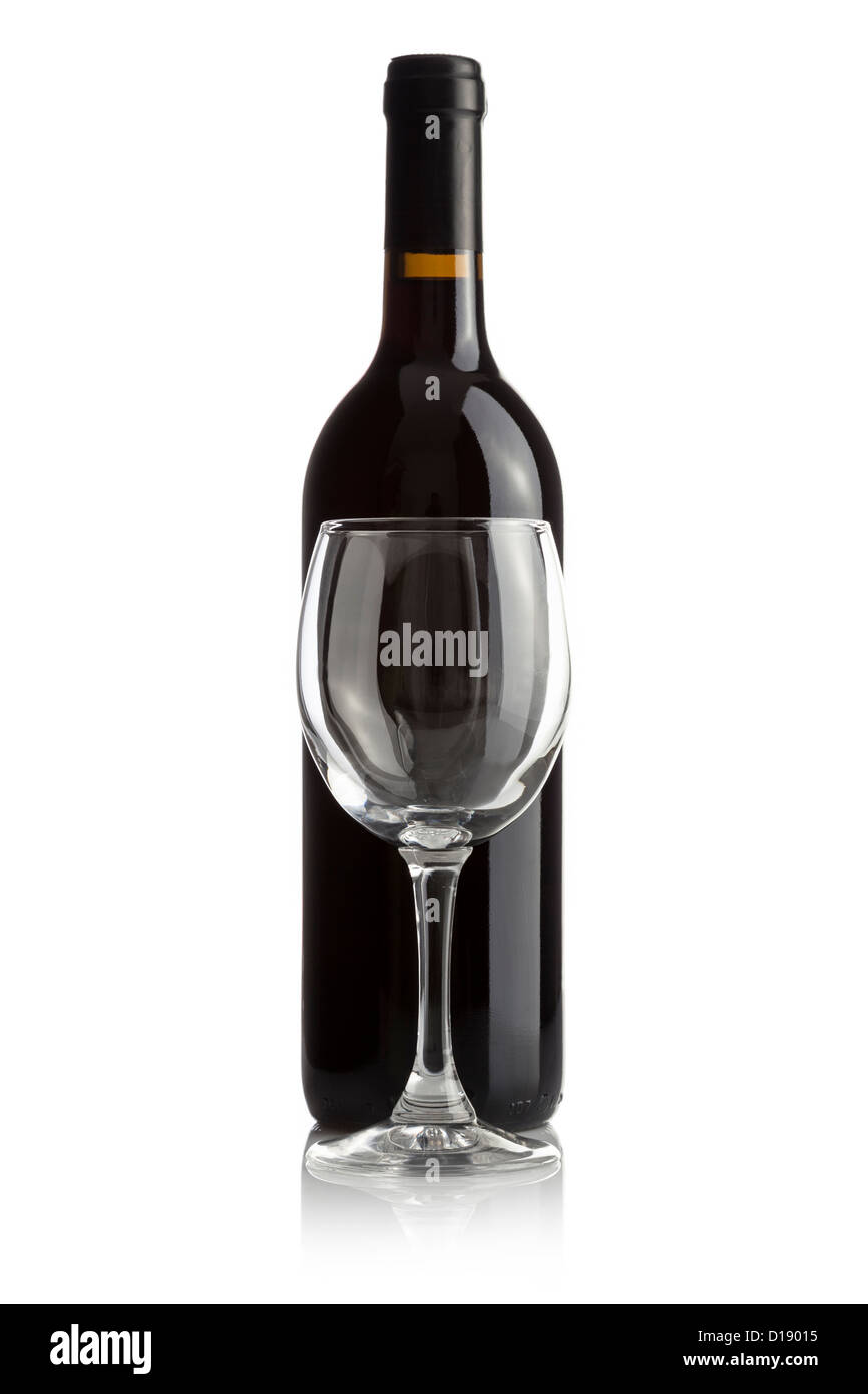 Verre à vin rouge élégant et une bouteille de vin en fond blanc Banque D'Images