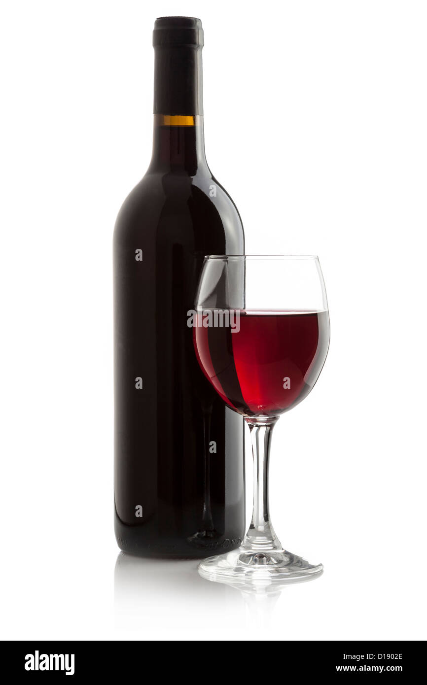 Verre à vin rouge élégant et une bouteille de vin en fond blanc Banque D'Images