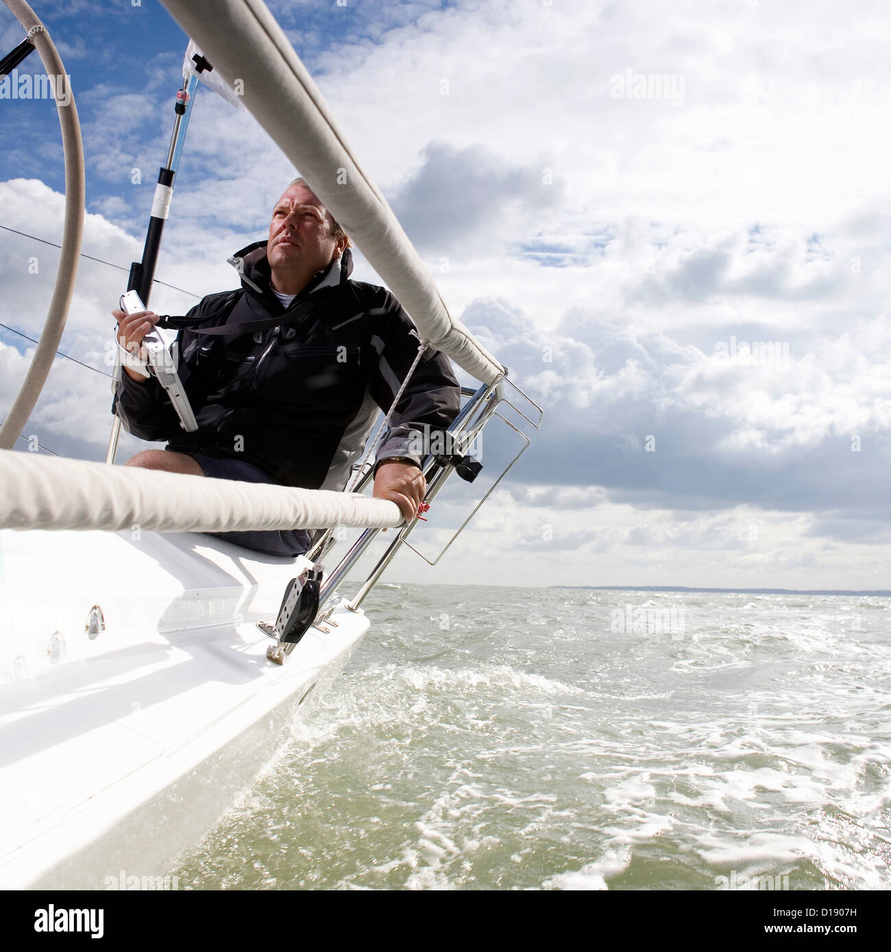 Man on yacht, avec l'aide de navigation Banque D'Images