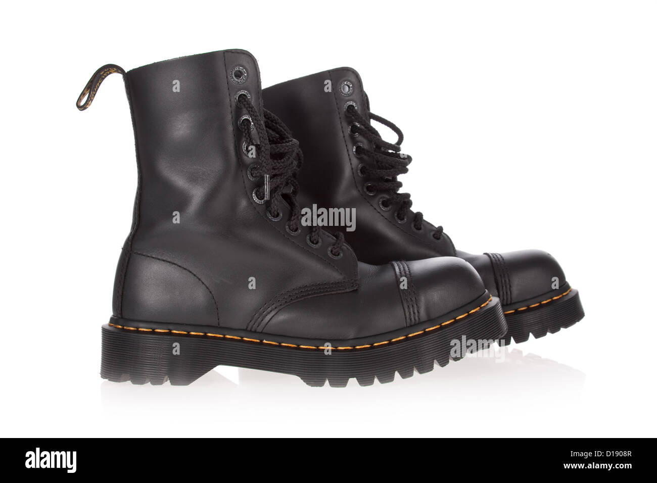 Dr Martens boots (8761) modèle isolé sur fond blanc. /// Dentelle noir  embout acier paire doc découper en cuir chaussures de travail vintage punk  Photo Stock - Alamy