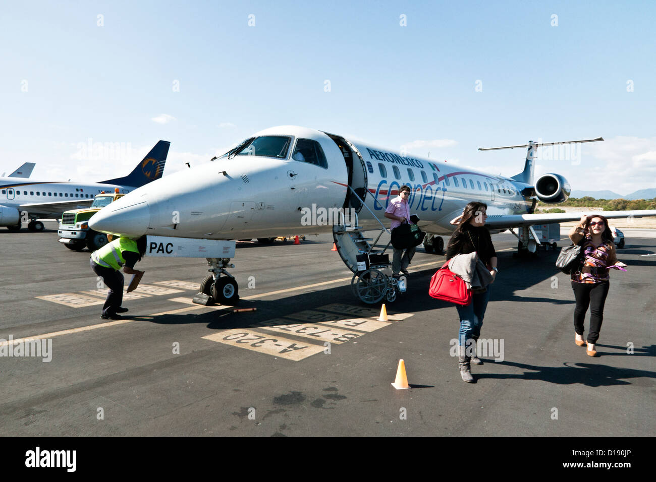 Aeromexico Connect Embraer 145 bel avion à réaction d'affaires débarque les passagers directement sur le tarmac de l'aéroport de Ciudad del Carmen Banque D'Images