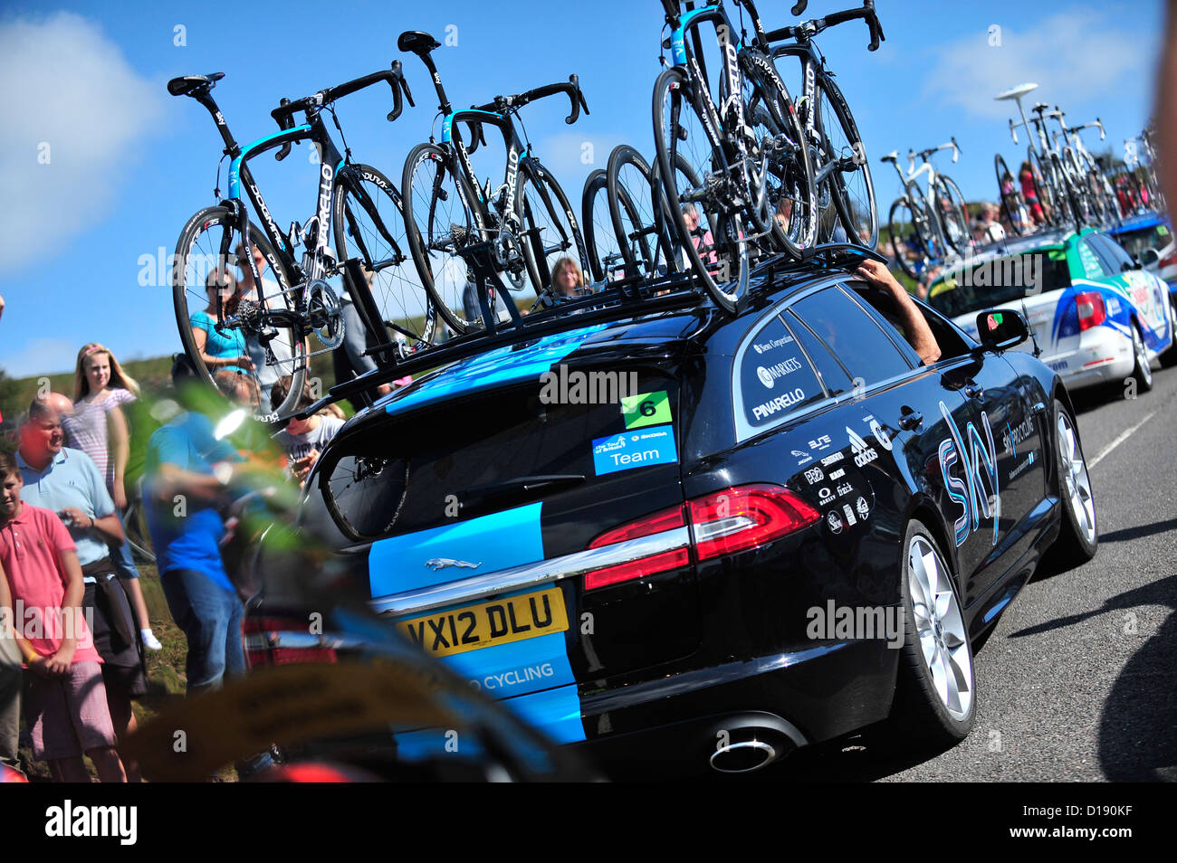 L'équipe Sky Pro Cycling Jaguar XF Voiture de sport soutien Banque D'Images