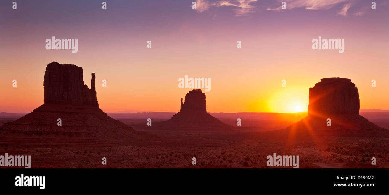 Lever du soleil derrière West Mitten Butte, East Mitten Butte et Merrick Butte, The Mittens at Sunrise, Monument Valley Navajo Tribal Park, Arizona, États-Unis Banque D'Images