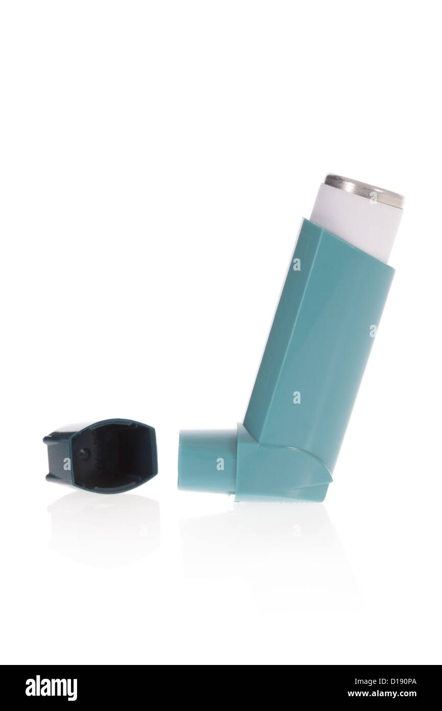 Inhalateur d'asthme isolé sur fond blanc Banque D'Images