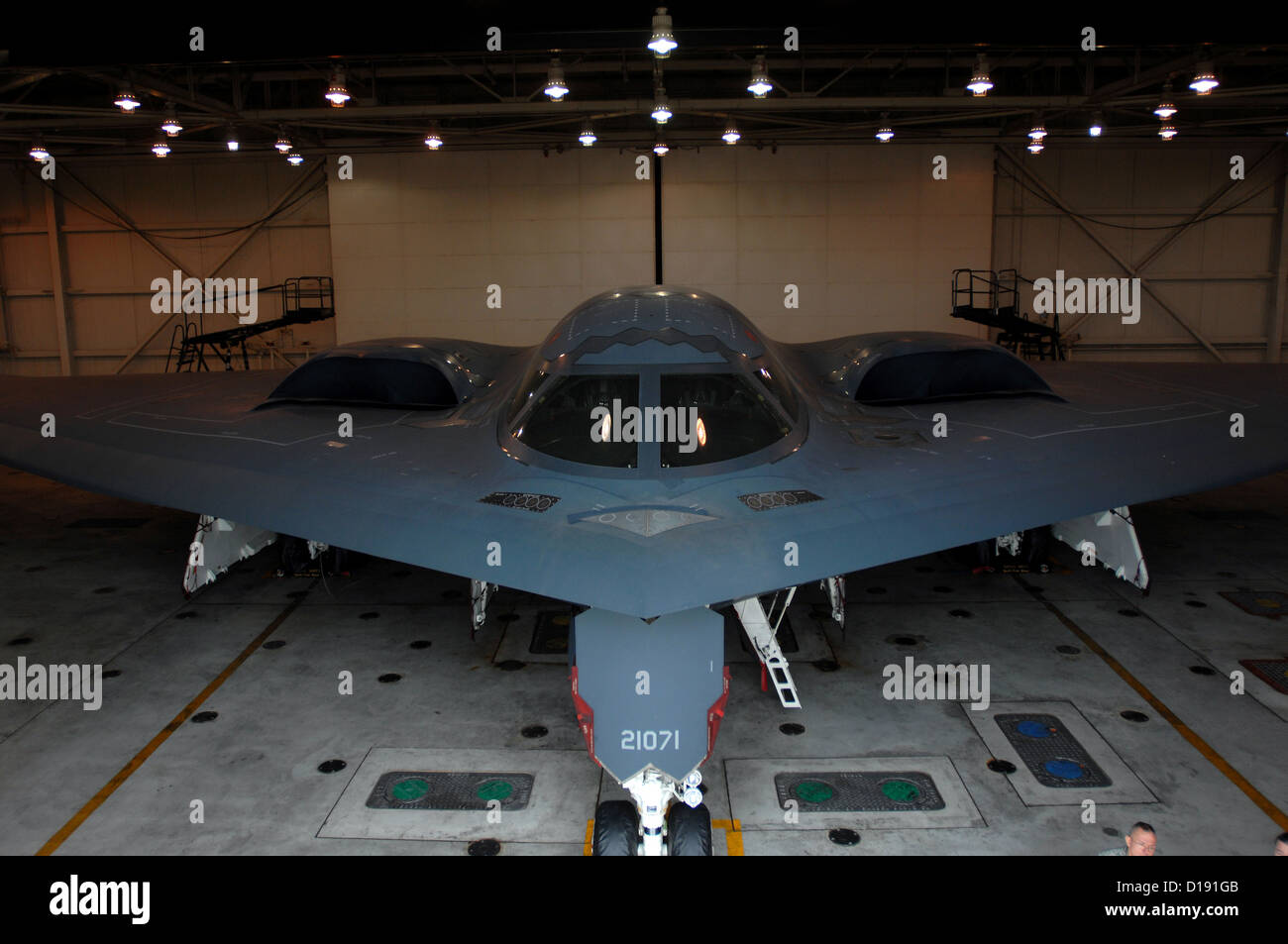 Un B-2 Spirit stealth bomber dans le hangar d'entretien à Whiteman Air Force Base au 30 octobre 2009 Le bouton Noster, MO. Banque D'Images