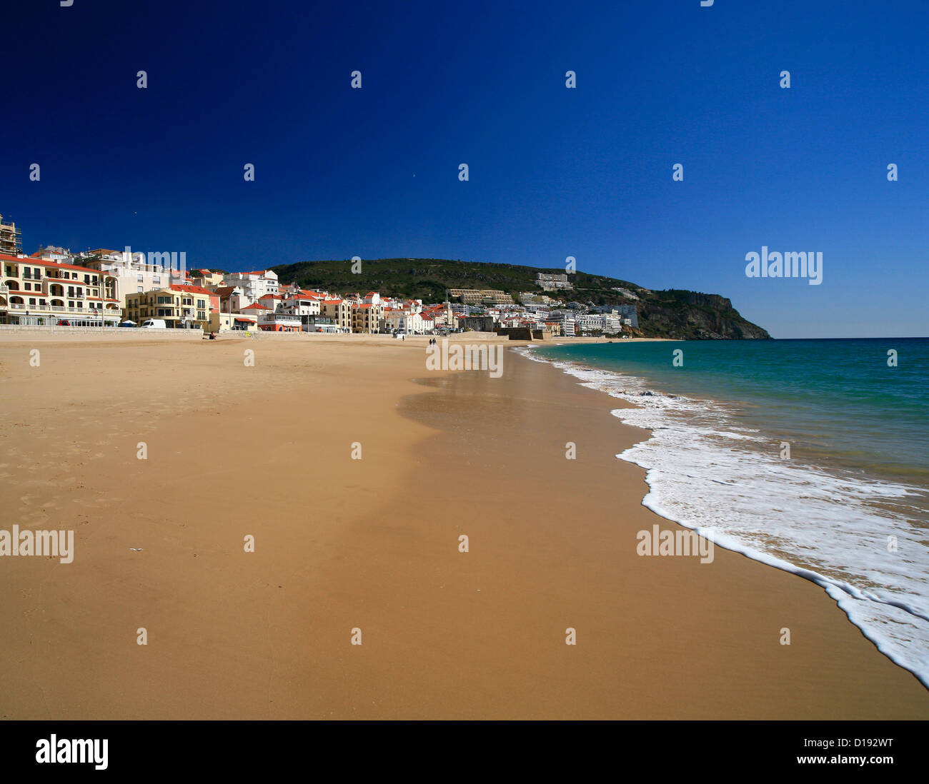 Plage de Sesimbra, Portugal, ciel bleu, surf. Banque D'Images